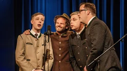 Kabarettist Maxi Schafroth (2. von links) und der Chor der Jungen Union Miesbach.
