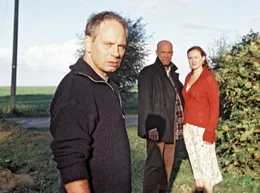 Marina (Deborah Kaufmann) und ihr Mann Gert (Michael Lott, vorne) haben erfahren, dass Jacob alias Tom (Heiner Lauterbach) der Vater ihres Adoptivsohnes ist.; ARD Degeto DER BERNSTEINFISCHER, am Sonntag (10.11.24) um 14:03 Uhr im ERSTEN. Marina (Deborah Kaufmann) und ihr Mann Gert (Michael Lott, vorne) haben erfahren, dass Jacob alias Tom (Heiner Lauterbach) der Vater ihres Adoptivsohnes ist. &copy; ARD/Degeto/Christine Schroeder, honorarfrei - Verwendung gem&auml;&szlig; der AGB im engen inhaltlichen, redaktionellen Zusammenhang mit genannter Degeto-Sendung und bei Nennung "Bild: ARD/Degeto/Christine Schroeder" (S2). ARD Degeto/Programmplanung und Presse, Tel: 069/1509-335, degeto-presse@degeto.de