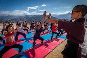 Kursteilnehmerinnen der Kung-Fu-Stunde angeleitet von den Drukpa-Nonnen.