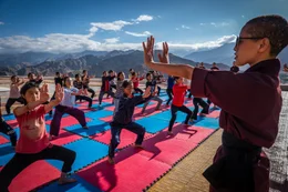 Kursteilnehmerinnen der Kung-Fu-Stunde angeleitet von den Drukpa-Nonnen.