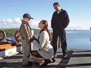 Eine gl&uuml;ckliche Familie - oder doch nicht?! Marina (Deborah Kaufmann) mit ihrem Mann Gert (Michael Lott) und ihrem Adoptivsohn Pit (Lennart Betzgen).; ARD Degeto DER BERNSTEINFISCHER, am Sonntag (10.11.24) um 14:03 Uhr im ERSTEN. Eine gl&uuml;ckliche Familie - oder doch nicht?! Marina (Deborah Kaufmann) mit ihrem Mann Gert (Michael Lott) und ihrem Adoptivsohn Pit (Lennart Betzgen). &copy; ARD/Degeto/Christine Schroeder, honorarfrei - Verwendung gem&auml;&szlig; der AGB im engen inhaltlichen, redaktionellen Zusammenhang mit genannter Degeto-Sendung und bei Nennung "Bild: ARD/Degeto/Christine Schroeder" (S2). ARD Degeto/Programmplanung und Presse, Tel: 069/1509-335, degeto-presse@degeto.de