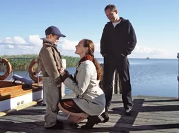 Eine gl&uuml;ckliche Familie - oder doch nicht?! Marina (Deborah Kaufmann) mit ihrem Mann Gert (Michael Lott) und ihrem Adoptivsohn Pit (Lennart Betzgen).; ARD Degeto DER BERNSTEINFISCHER, am Sonntag (10.11.24) um 14:03 Uhr im ERSTEN. Eine gl&uuml;ckliche Familie - oder doch nicht?! Marina (Deborah Kaufmann) mit ihrem Mann Gert (Michael Lott) und ihrem Adoptivsohn Pit (Lennart Betzgen). &copy; ARD/Degeto/Christine Schroeder, honorarfrei - Verwendung gem&auml;&szlig; der AGB im engen inhaltlichen, redaktionellen Zusammenhang mit genannter Degeto-Sendung und bei Nennung "Bild: ARD/Degeto/Christine Schroeder" (S2). ARD Degeto/Programmplanung und Presse, Tel: 069/1509-335, degeto-presse@degeto.de