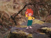 Weil ihm Meister Eder keine Geschichte erzählt, verlässt Pumuckl die Werkstatt. Im Hof hört er, wie Bärbels Mutter ihrer Tochter etwas von Hänsel und Gretel und einer Hexe berichtet. Ein gefundenes Fressen für den Kobold, er macht einen Ausflug in den Wald und beobachtet eine alte Frau beim Pilzesuchen. Etwa eine Hexe? Weil ihm Meister Eder keine Geschichte erzählt, verlässt Pumuckl die Werkstatt. Im Hof hört er, wie Bärbels Mutter ihrer Tochter etwas von Hänsel und Gretel und einer Hexe berichtet. Ein gefundenes Fressen für den Kobold, er macht einen Ausflug in den Wald und beobachtet eine alte Frau beim Pilzesuchen. Etwa eine Hexe?