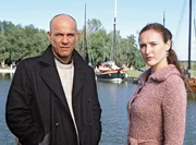 Noch ahnt Marina (Deborah Kaufmann) nicht, dass Jacob alias Tom (Heiner Lauterbach) der Vater ihres Adoptivsohnes ist.