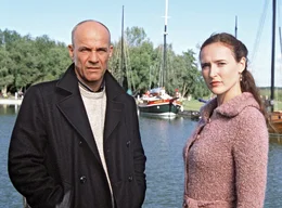 Noch ahnt Marina (Deborah Kaufmann) nicht, dass Jacob alias Tom (Heiner Lauterbach) der Vater ihres Adoptivsohnes ist.