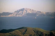 An der S&uuml;dspitze Spaniens, da wo sich Europa und Afrika beinahe ber&uuml;hren, wo sich die Wassermassen des Atlantiks mit denen des Mittelmeeres mischen, liegt die Stra&szlig;e von Gibraltar.