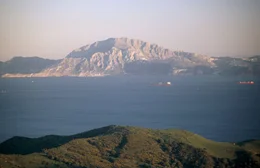 An der S&uuml;dspitze Spaniens, da wo sich Europa und Afrika beinahe ber&uuml;hren, wo sich die Wassermassen des Atlantiks mit denen des Mittelmeeres mischen, liegt die Stra&szlig;e von Gibraltar.