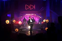 Der &bdquo;Song for Mia&ldquo; schl&auml;gt ein: Das Publikum ist von Sebastians (Tim Oliver Schultz) Auftritt begeistert.