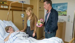 Jackie (Paula Kalenberg) und Martin (Florian Panzer) besuchen "Omma" (Barbara N&uuml;sse) im Krankenhaus.