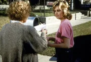 Langsame Annäherungen zwischen Peggy (Dianne Hull, r.) und ihrer skeptischen Nachbarschaft. Langsame Annäherungen zwischen Peggy (Dianne Hull, r.) und ihrer skeptischen Nachbarschaft.