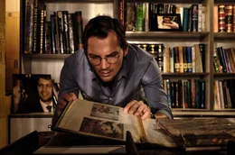 Robert (Felix Klare) st&ouml;&szlig;t im Iran auf alte Fotos seines Vaters.