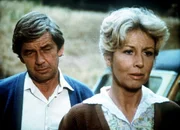 John (Ralph Waite, l.) und Olivia Walton (Michael Learned, r.) haben einen schweren Gang vor sich: Sie suchen Mrs. Satterfield auf, um ihr den Tod ihres Sohnes Tommy zu kondolieren.