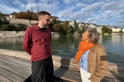Mit der Fähri Leu über den Rhein: Moderatorin Annette Krause (rechts) und Fährmann Noa Thurneysen (links). Mit der Fähri Leu über den Rhein: Moderatorin Annette Krause (rechts) und Fährmann Noa Thurneysen (links).