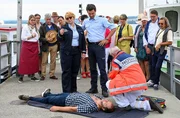 Armin Geiger (Daniel Stockhorst, im VG) hat den Sturz vom Ausflugsschiff in den Bodensee nicht &uuml;berlebt. Nele Fehrenbach (Floriane Daniel, im VG l.) und Jakob Frings (Max K&ouml;nig, im VG M.) bezweifeln, dass eine nat&uuml;rliche Todesursache vorliegt.