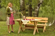 Uschi (Silke Popp) bereitet alles für einen romantischen Heiratsantrag vor. Uschi (Silke Popp) bereitet alles für einen romantischen Heiratsantrag vor.