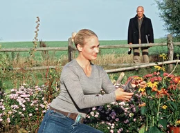 Jacob Thiele alias Tom Reuter (Heiner Lauterbach) entdeckt Karoline (Sonsee Neu) beim Blumenschneiden und verliebt sich Hals &uuml;ber Kopf in sie.; ARD Degeto DER BERNSTEINFISCHER, am Sonntag (10.11.24) um 14:03 Uhr im ERSTEN. Jacob Thiele alias Tom Reuter (Heiner Lauterbach) entdeckt Karoline (Sonsee Neu) beim Blumenschneiden und verliebt sich Hals &uuml;ber Kopf in sie. &copy; ARD/Degeto/Christine Schroeder, honorarfrei - Verwendung gem&auml;&szlig; der AGB im engen inhaltlichen, redaktionellen Zusammenhang mit genannter Degeto-Sendung und bei Nennung "Bild: ARD/Degeto/Christine Schroeder" (S2). ARD Degeto/Programmplanung und Presse, Tel: 069/1509-335, degeto-presse@degeto.de