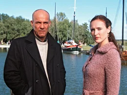 Noch ahnt Marina (Deborah Kaufmann) nicht, dass Jacob alias Tom (Heiner Lauterbach) der Vater ihres Adoptivsohnes ist.