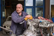Roland Wolf beim Autoreparieren