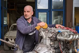 Roland Wolf beim Autoreparieren