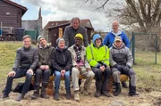 Yared und B&uuml;rgermeisterin Antje Styskal mit der Hofgemeinschaft Wildkuhl