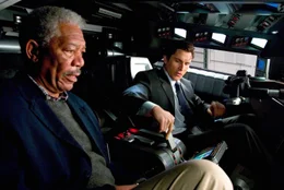 Lucius (Morgan Freeman, li.) und Bruce (Christian Bale) testen einen Prototypen, der zum Batmobil umfunktioniert wird.