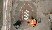 Das Mosaik wird vor dem Museum eingesetzt. Das Mosaik wird vor dem Museum eingesetzt.