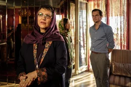 Shirin (Mona Pirzad) stellt Robert (Felix Klare) Mehrnaz (Roya Teymourin) vor.