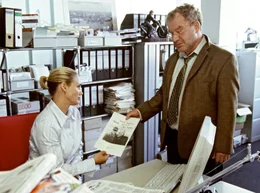 Auf einem Foto erkennt Karolines (Sonsee Neu) Chefredakteur Manfred (Michael Hanemann) die wahre Identit&auml;t ihres neuen Geliebten.