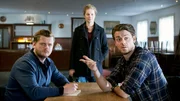 Alex (Sebastian Fr&auml;sdorf, re.) und Marie (Cornelia Gr&ouml;schel) geben Ole (David Simon) Flirt-Tipps.