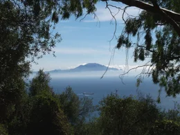 An der S&uuml;dspitze Spaniens, da wo sich Europa und Afrika beinahe ber&uuml;hren, wo sich die Wassermassen des Atlantiks mit denen des Mittelmeeres mischen, liegt die Stra&szlig;e von Gibraltar.