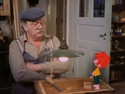 Weil sie den Arm in Gips hat, kann Frau Eichinger bei Meister Eder (Gustl Bayrhammer) nicht putzen. Alles halb so schlimm, denn sie sorgt für eine Vertretung. Pumuckl hofft, dass die "Neue" nicht so gründlich ist wie Frau Eichinger. Aber da hat er sich schwer getäuscht. Der wird er's zeigen und ihr entsprechend Angst und Respekt einjagen. Weil sie den Arm in Gips hat, kann Frau Eichinger bei Meister Eder (Gustl Bayrhammer) nicht putzen. Alles halb so schlimm, denn sie sorgt für eine Vertretung. Pumuckl hofft, dass die "Neue" nicht so gründlich ist wie Frau Eichinger. Aber da hat er sich schwer getäuscht. Der wird er's zeigen und ihr entsprechend Angst und Respekt einjagen.