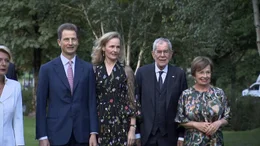 Erbprinz Alois, hier mit seiner Frau Erbprinzessin Sophie und dem Ehepaar van der Bellen, vertritt als Stellvertreter seines Vaters, den Kleinstaat nach au&szlig;en.
