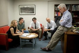 Die Investigativ-Reporter der Zeitung "The Boston Globe", (v.l.n.r.) Sacha (Rachel McAdams), Mike (Mark Ruffalo), Matt (Brian d'Arcy James), Robby (Michael Keaton) und Ben (John Slattery) werden von ihrem neuen Chefredakteur auf einen kritischen Fall angesetzt und merken schon bald, dass dieser viel weitere Kreise zieht, als angenommen ...