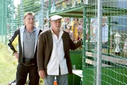 "Der schwarze L&ouml;we", Der SV Heidfeld steht vor dem sportlichen Offenbarungseid. Drei Asylwerber aus Nigeria sollen helfen. &Uuml;berraschend schie&szlig;en die sympathischen Kicker aus Afrika nicht nur Tore, sie leben sich tadellos in Heidfeld ein.   Als einer der drei kurz vor dem Entscheidungsspiel einen Abschiebebescheid erh&auml;lt, setzt die Ortschaft Himmel und Erde in Bewegung, um ihren "schwarzen L&ouml;wen" zu behalten.Im Bild (v.li.): Lukas Resetarits (Joe), Wolfgang B&ouml;ck (Fred).  SENDUNG: ORF eins - DO - 02.01.2020 - 21:55 UHR. - Veroeffentlichung fuer Pressezwecke honorarfrei ausschliesslich im Zusammenhang mit oben genannter Sendung oder Veranstaltung des ORF bei Urhebernennung.