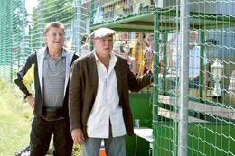 "Der schwarze L&ouml;we", Der SV Heidfeld steht vor dem sportlichen Offenbarungseid. Drei Asylwerber aus Nigeria sollen helfen. &Uuml;berraschend schie&szlig;en die sympathischen Kicker aus Afrika nicht nur Tore, sie leben sich tadellos in Heidfeld ein.   Als einer der drei kurz vor dem Entscheidungsspiel einen Abschiebebescheid erh&auml;lt, setzt die Ortschaft Himmel und Erde in Bewegung, um ihren "schwarzen L&ouml;wen" zu behalten.Im Bild (v.li.): Lukas Resetarits (Joe), Wolfgang B&ouml;ck (Fred).  SENDUNG: ORF eins - DO - 02.01.2020 - 21:55 UHR. - Veroeffentlichung fuer Pressezwecke honorarfrei ausschliesslich im Zusammenhang mit oben genannter Sendung oder Veranstaltung des ORF bei Urhebernennung.