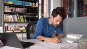 Stephan Bydlinski bei seiner Recherchearbeit.