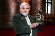 Diese Vase f&auml;llt besonders durch die emaillierte Echse ins Auge.
