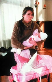 Kindesentführerin Eva Oswald (Ursula Andermatt) hat sich mit dem Baby (Paula Nikolussi) am Land einquartiert. Kindesentführerin Eva Oswald (Ursula Andermatt) hat sich mit dem Baby (Paula Nikolussi) am Land einquartiert.