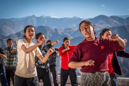 Kursteilnehmer beim Kung-Fu training des Drukpa-Ordens.