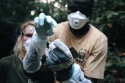 Mit Maske im Regenwald