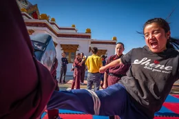 Drukpa Nonnen und die M&auml;dchen beim Kung-Fu training.