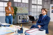 Kommissarin Winter (Vanessa Eckart, l.) befragt Investor Josef Dreisacker (Jens N&uuml;nemann, r.). Kann er das Alibi der beiden Geschwister des Opfers best&auml;tigen?
