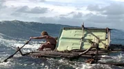 Auf seinem selbstgebauten Floss wagt Chuck (Tom Hanks) die Flucht von der Insel..