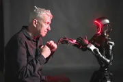 Der britische Journalist und Filmemacher Richard Bilton begibt sich auf eine spannende Reise durch die Welt der KI-gesteuerten Robotik. Er untersucht, inwieweit unsere Arbeitspl&auml;tze durch diese neuartigen Technologien tats&auml;chlich gef&auml;hrdet sind. Und trifft dabei auf groteske Roboter mit viel Potential, die aber auch oft an den einfachsten Aufgaben kl&auml;glich scheitern.