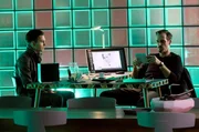 Der Produzent Meinholdt (Max von Thun, re.) m&ouml;chte Sebastian (Tim Oliver Schultz) einen Plattenvertrag anbieten.