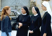 Flucht vor der Schwiegermutter: Barbara (Anna Luise Kiss, l.) will vorübergehend ins Kloster ziehen und bittet Lotte (Jutta Speidel, 2.v.l.), Schwester Agnes (Emanuela von Frankenberg, 2.v.r.) und Novizin Julia (Helen Zellweger, r.) um Hilfe. Flucht vor der Schwiegermutter: Barbara (Anna Luise Kiss, l.) will vorübergehend ins Kloster ziehen und bittet Lotte (Jutta Speidel, 2.v.l.), Schwester Agnes (Emanuela von Frankenberg, 2.v.r.) und Novizin Julia (Helen Zellweger, r.) um Hilfe.