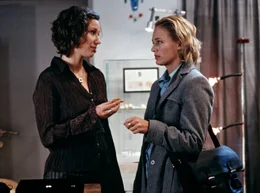 Karoline (Sonsee Neu, re.) bringt der Juwelierin Britta (Kathrin Spielvogel) den Bernstein.
