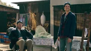 Fred (Uwe Rohde, li.) und Alex (Sebastian Fr&auml;sdorf) im Garten von Alex&lsquo; Elternhaus.
