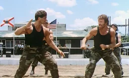 Scott McCoy (Chuck Norris,r.) trainiert mit der 'Delta Force' f&uuml;r den Kampf gegen die Drogendealer.