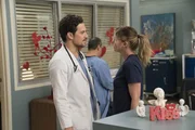 Dr. Andrew DeLuca (Giacomo Gianniotti, l.); Dr. Meredith Grey (Ellen Pompeo, r.)